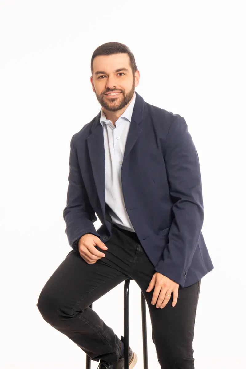 Dr. Lucas Naufel em consultório